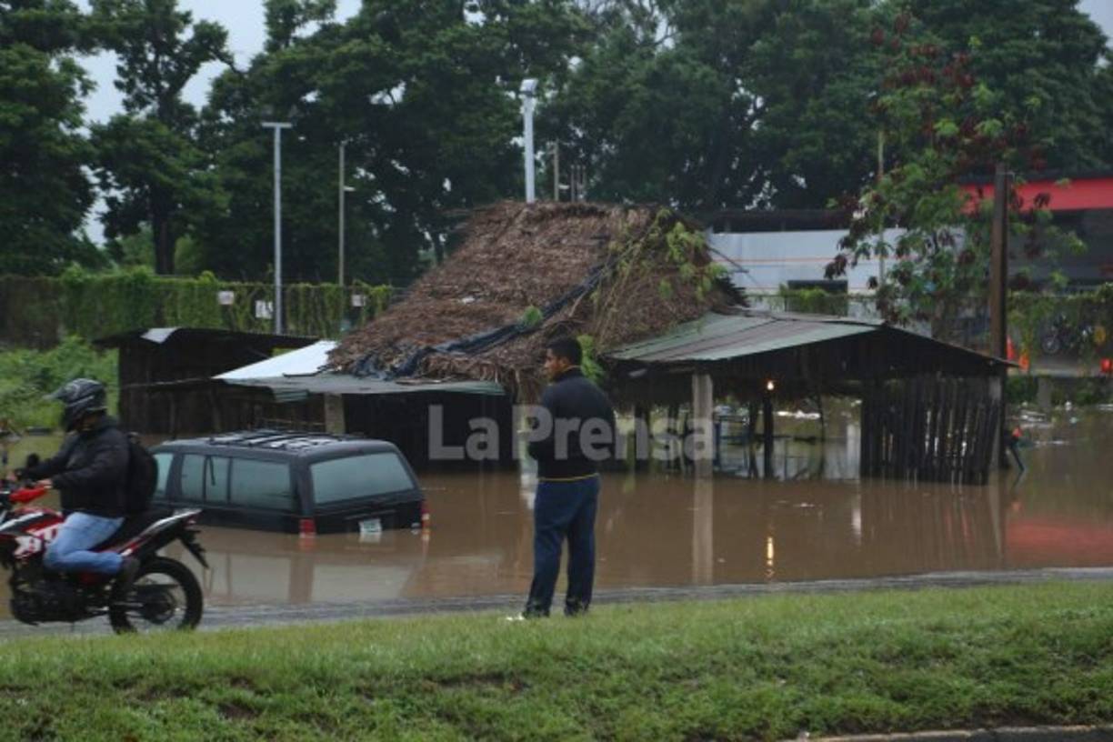 El agua inundó este vehículo casi a taparlo, una pérdida para sus propietarios.