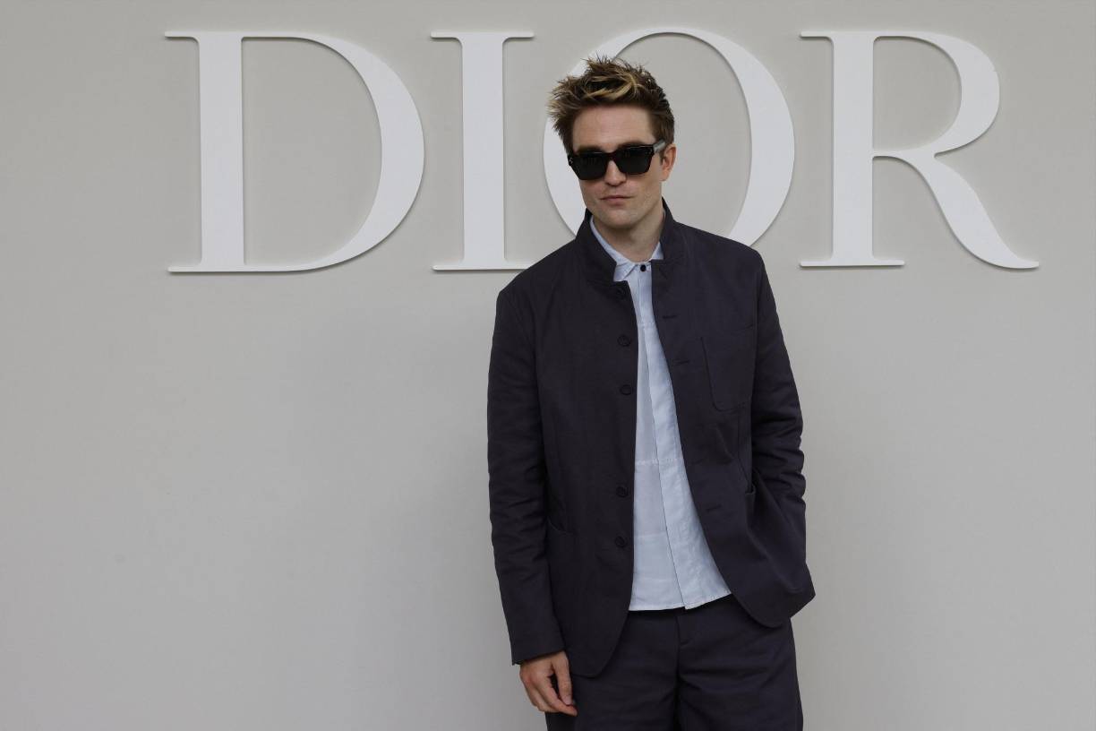 El actor británico Robert Pattinson posó durante el desfile de la colección.