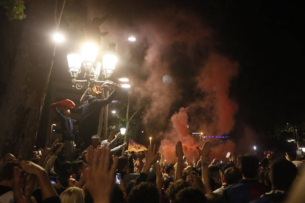Cantando el tradicional “Campeones, Campeones”, los hinchas azulgranas también corearon el nombre del astro argentino Lionel Messi expresando su esperanza de ver regresar al ‘10’ a la capital catalana.
