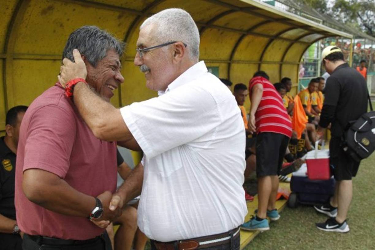 Los estrategas Manuel Keosseián y Ramón Maradiaga se dieron su respectivo saludo previo al inicio del partido.