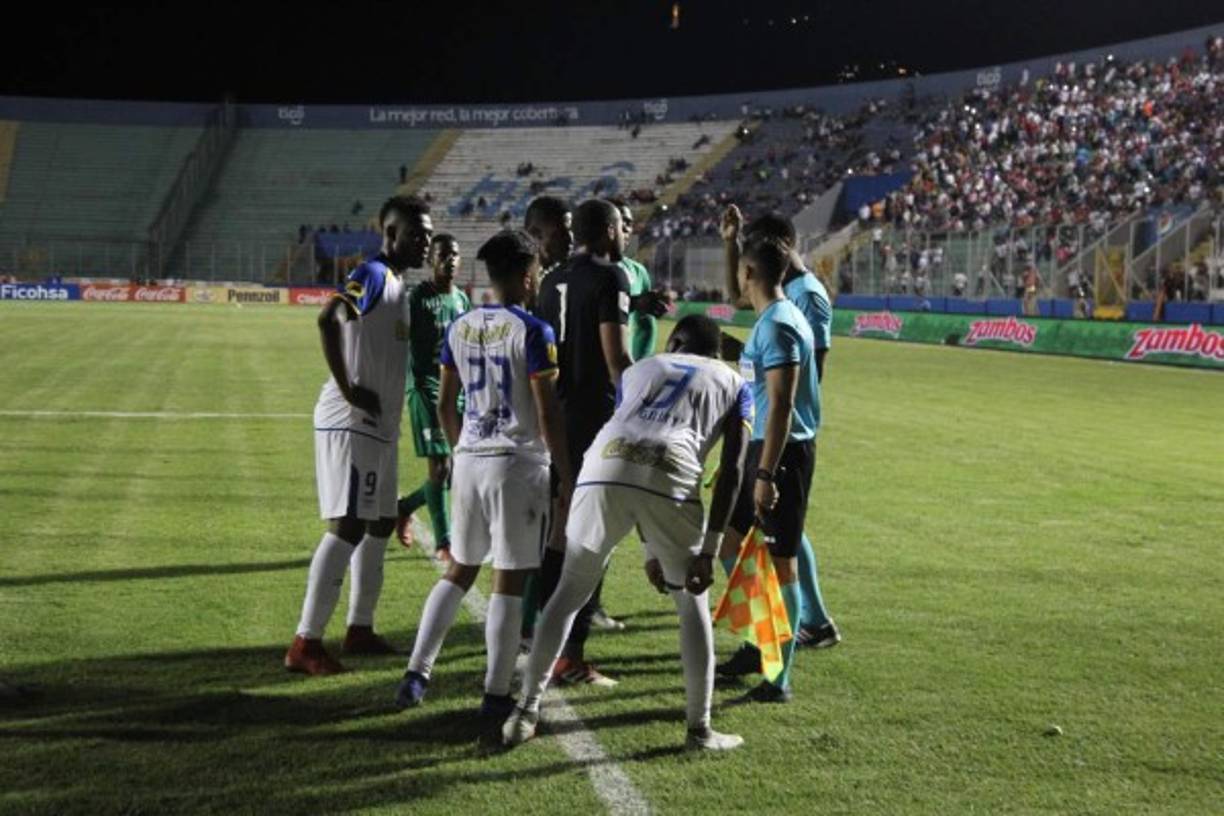 El árbitro Raúl Castro expulsó tras la primera bronca a Edrick Menjívar, portero del Olimpia, y a Carlos Discua, del Marathón.