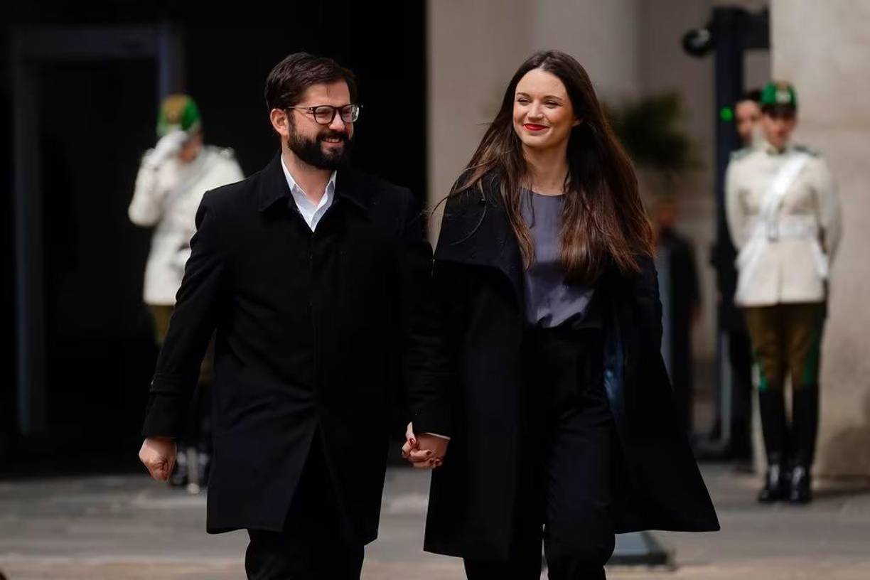 Gabriel Boric asumió la Presidencia de Chile en marzo de 2022. En el inicio del gobierno, Irina Karamanos aceptó el cargo de primera dama, sin embargo, meses más tarde, se apartó de las funciones, asegurando que esa figura “no era democrática”. La antropóloga no estaba casada con el mandatario chileno. 