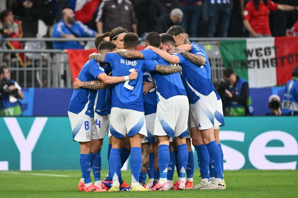 Los jugadores de Italia festejan el golazo de Nicolo Barella que les dio el triunfo ante Albania.