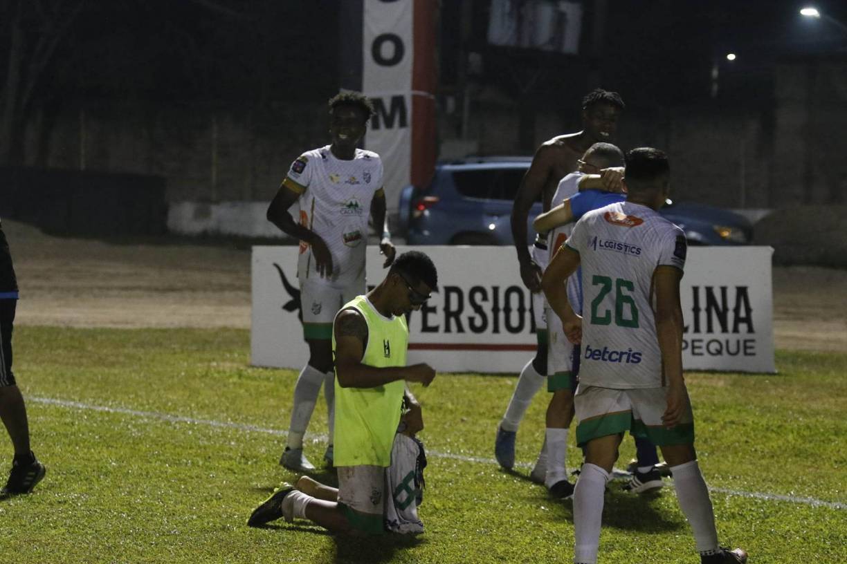La euforia por parte de los futbolistas no se hizo esperar tras avanzar a la final de Liga de Ascenso.