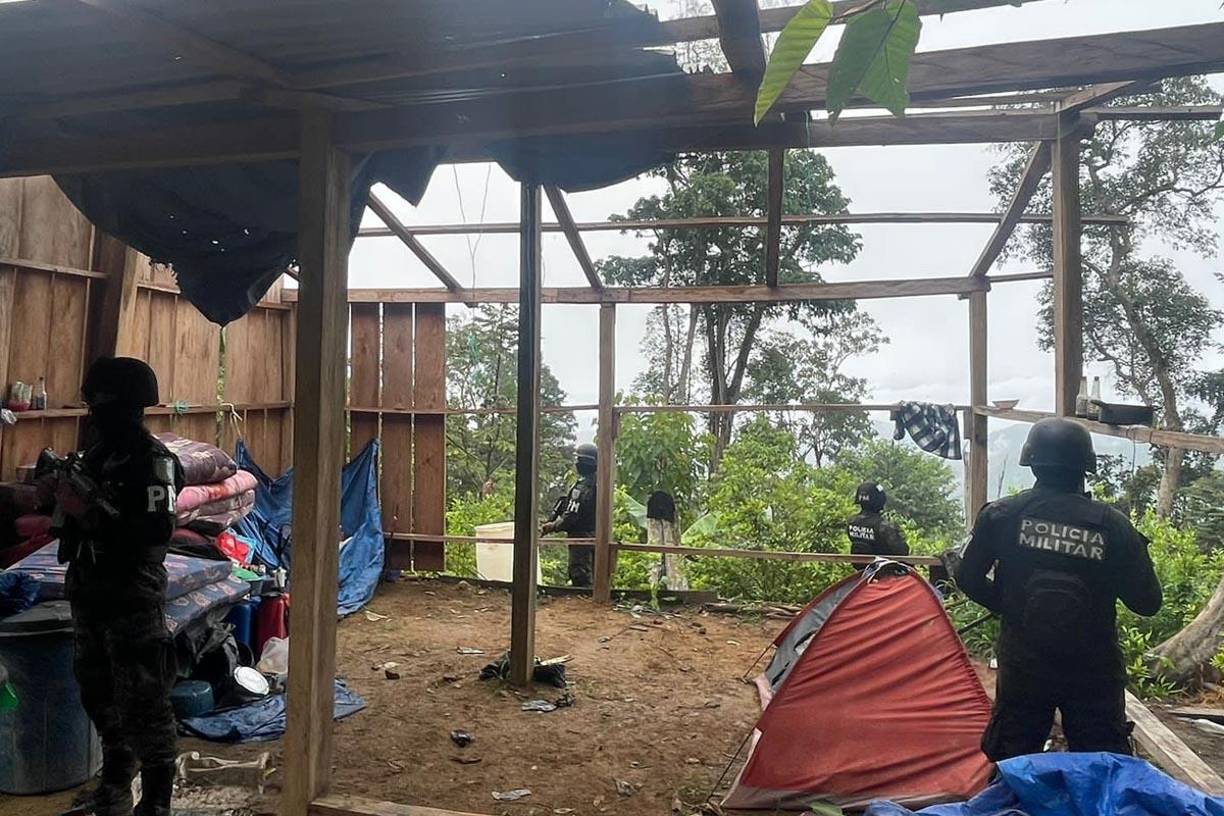 Elementos de la Policía Militar resguardan el campamento donde supuestamente procesaban la droga.