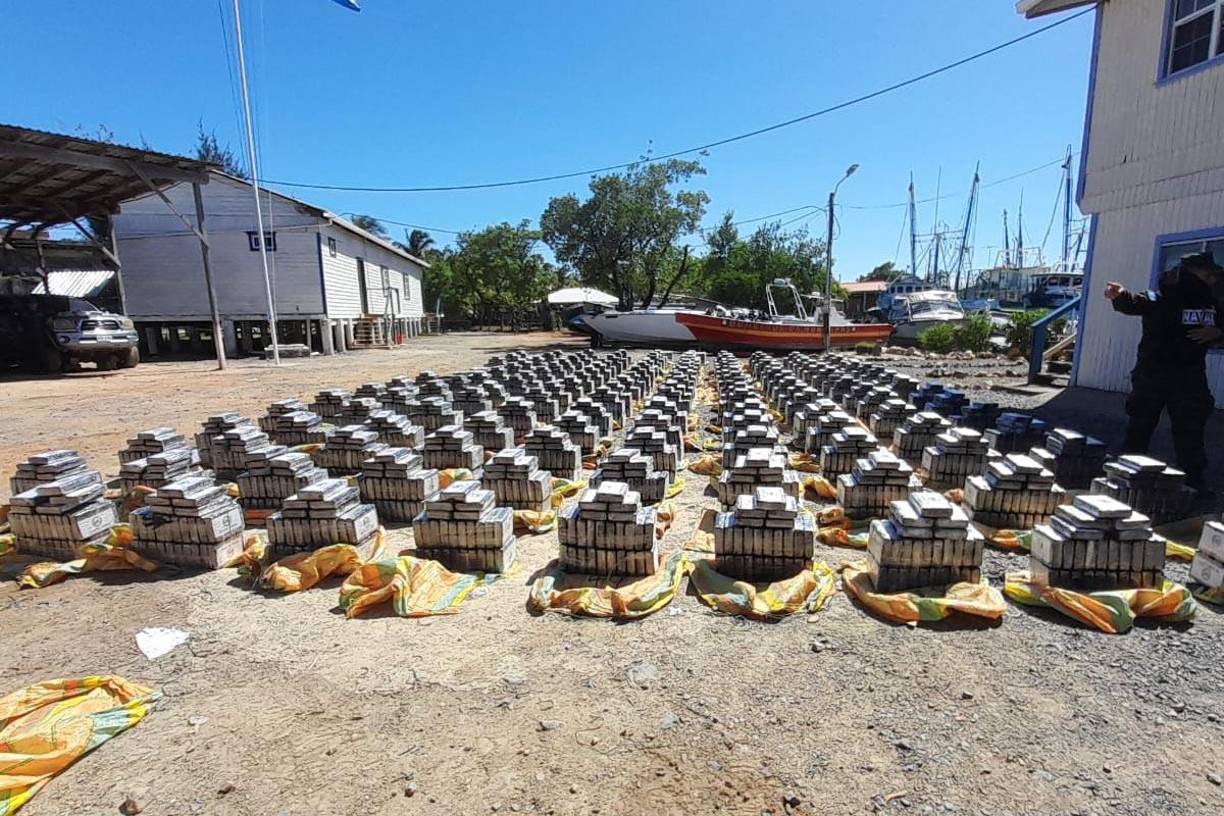 Además de los detenidos, identificados como Giovanni Gonzáles, Gregory Mllan Rivera y Luis Castillo, todos de nacionalidad venezolana, junto al hondureño Felipe Geovanny Velásquez, las autoridades también decomisaron un fusil y dos pistolas.