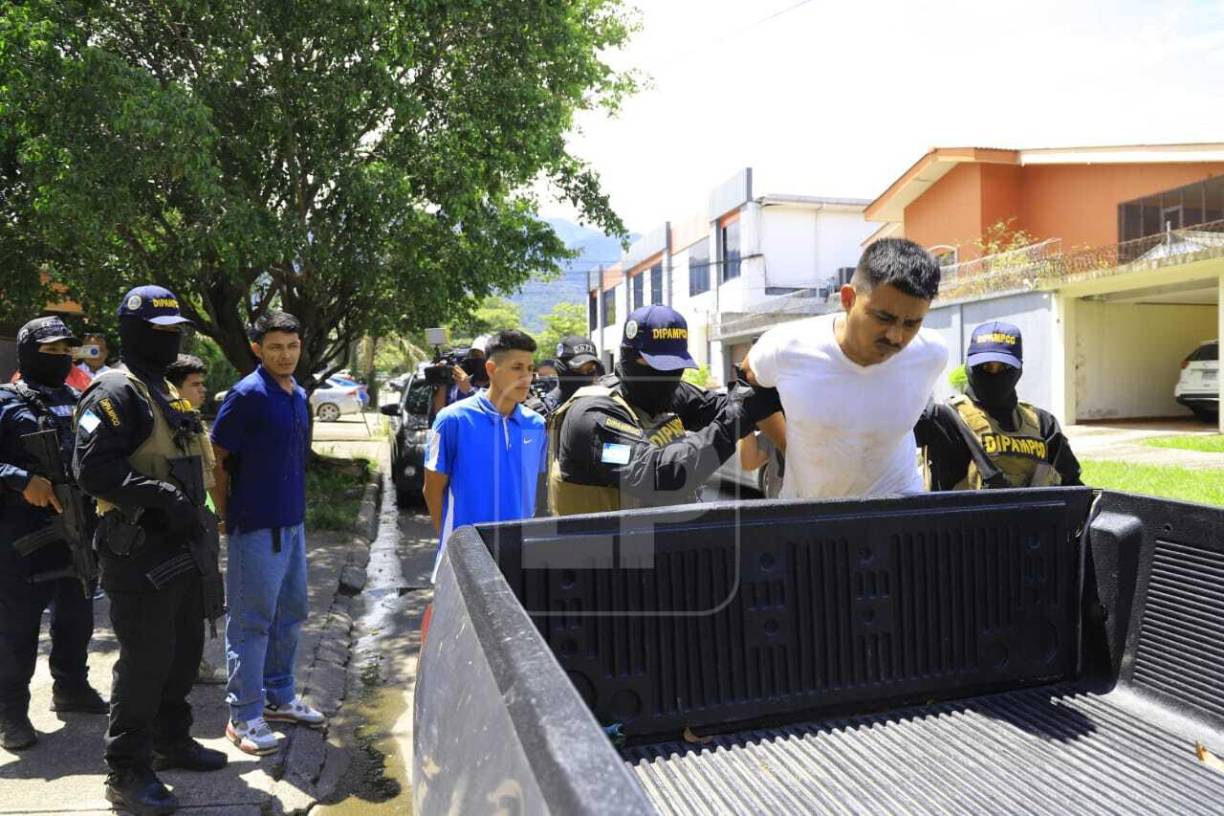 También se informó que “El Conejo Sanguinario” tiene cuatro órdenes de captura pendiente, por el delito de posesión de drogas emitido el 26 de abril del 2017, por los delitos de tráfico de drogas y portación ilegal de armas emitidos el 18 de noviembre del 2017; por el delito de posesión de drogas emitido el 14 de noviembre del 2018, por los delitos de tráfico de drogas y portación ilegal de armas emitido el 18 de febrero del 2021.