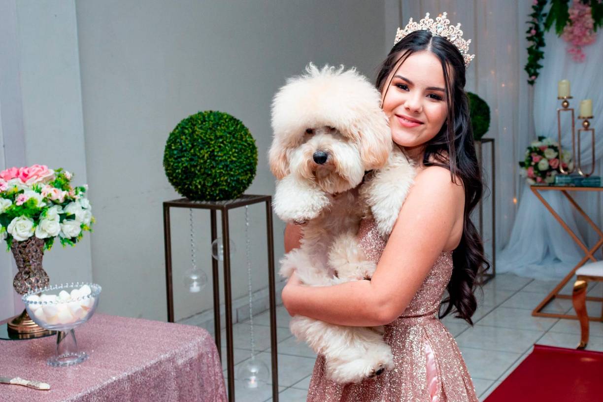 No podía faltar la foto de la bella cumpleañera con su mascota, Oddy.