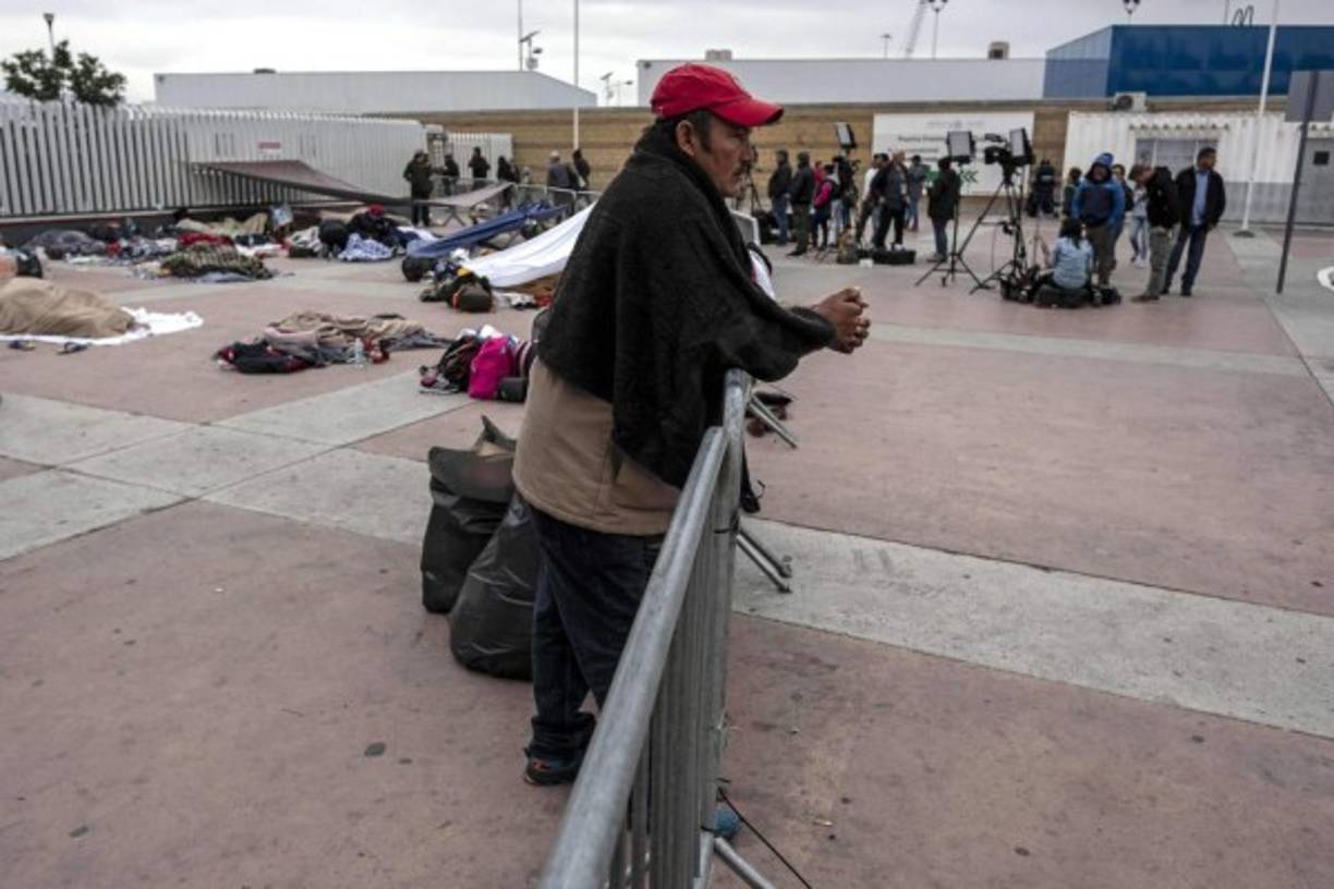 Los agentes 'solo nos dijeron 'háganse a un lado, nosotros les avisaremos cuando estemos listos para recibir a alguna persona'', explicó Irineo Mújica, uno de los organizadores del grupo de migrantes.