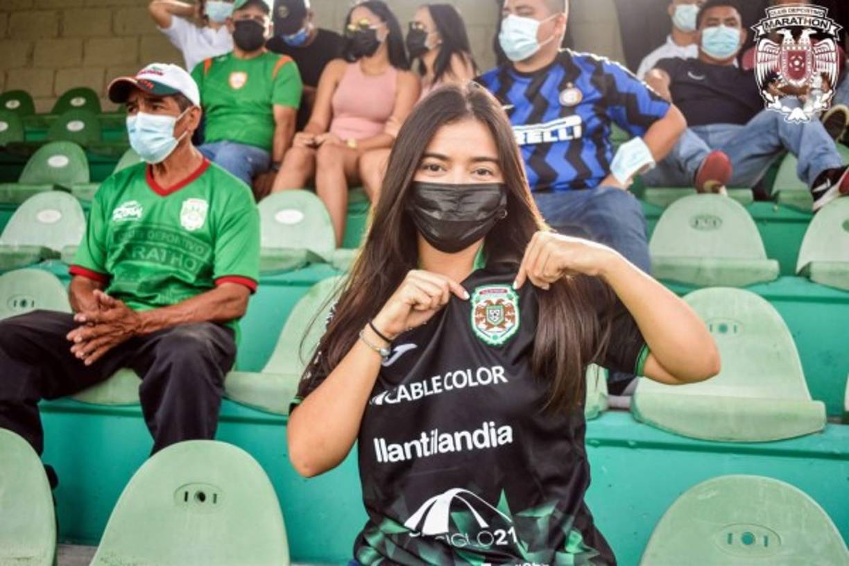 Una bella aficionada del Marathón posa con orgullo con el escudo del equipo verdolaga.
