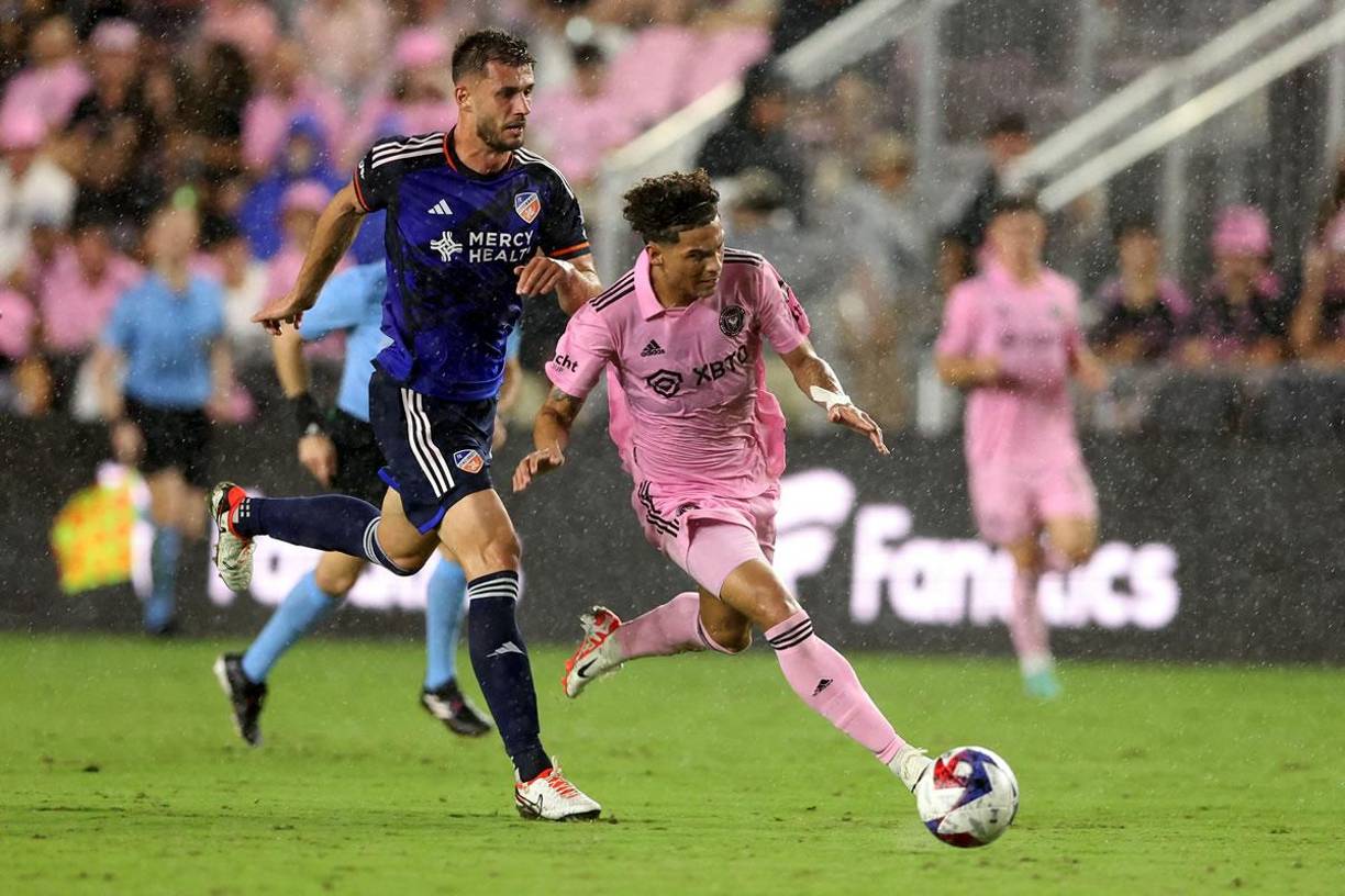 David Ruiz conduciendo el balón ante la marca del defensa estadounidense Matt Miazga.