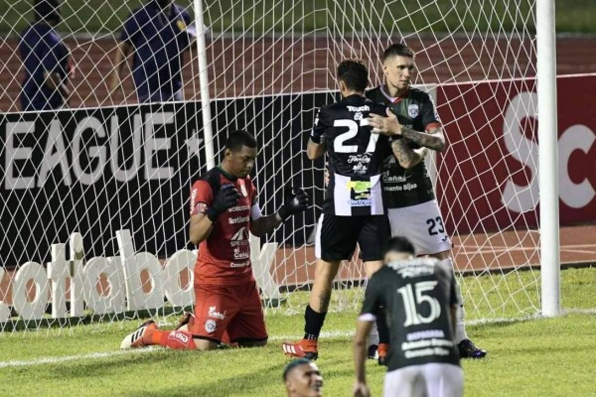 Denovan Torres agradeciendo de rodillas por la victoria y clasificación en la Liga Concacaf.