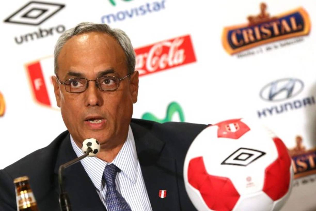 Manuel Burga (Perú), miembro del Comité de Desarrollo de la FIFA, expresidente de la Federación Peruana de Fútbol.