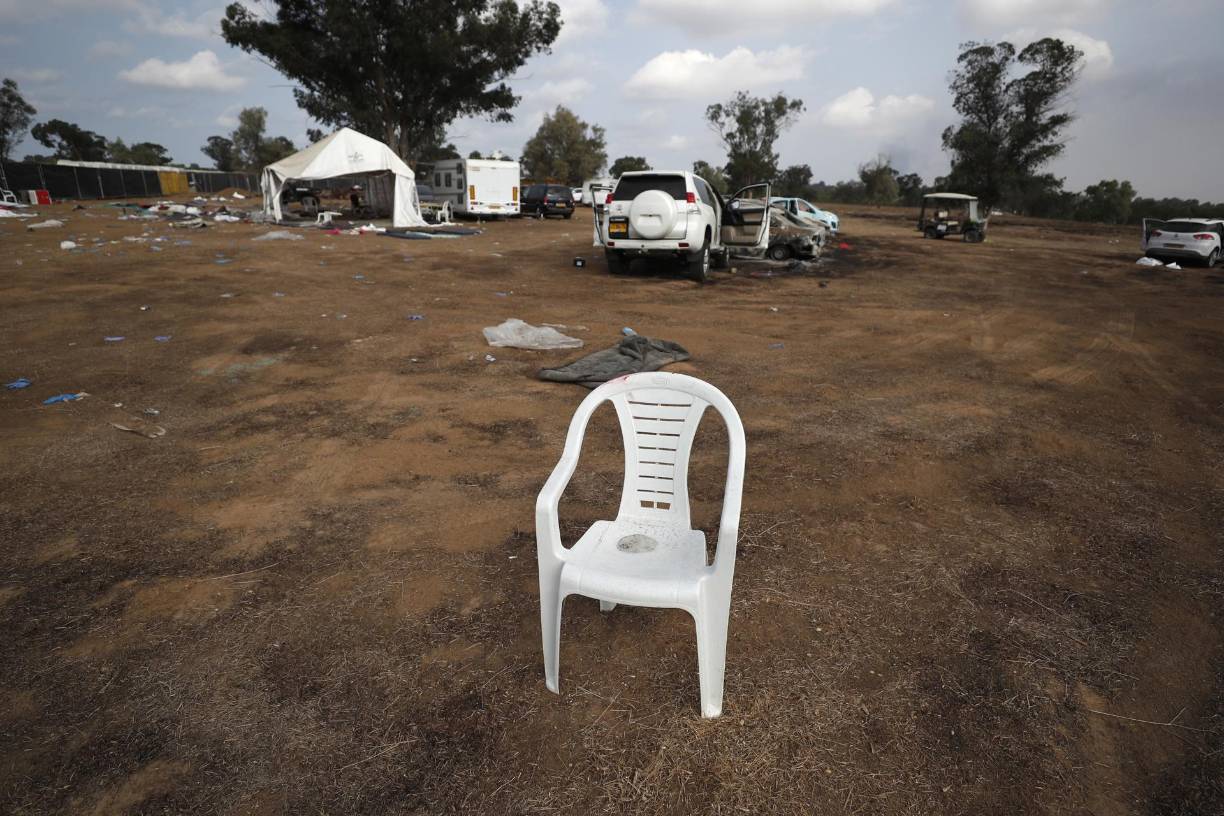 Coches y efectos personales abandonados por israelíes tras un ataque que mató a más de 260 personas durante un festival de música el 7 de octubre, cerca de Raim, Israel, 10 de octubre de 2023.