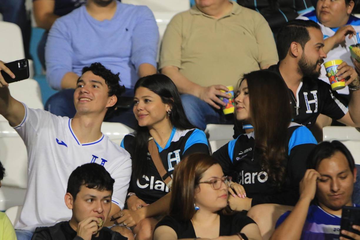 ¡Una selfie para el recuerdo! Estos aficionados aprovecharon para tomarse una fotografía antes de iniciar el partido.