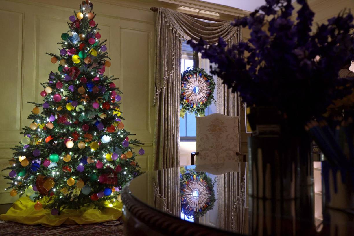 La primera dama invitó a los niños de segundo grado de una escuela de la capital estadounidense para ayudarle a desvelar las decoraciones navideñas.