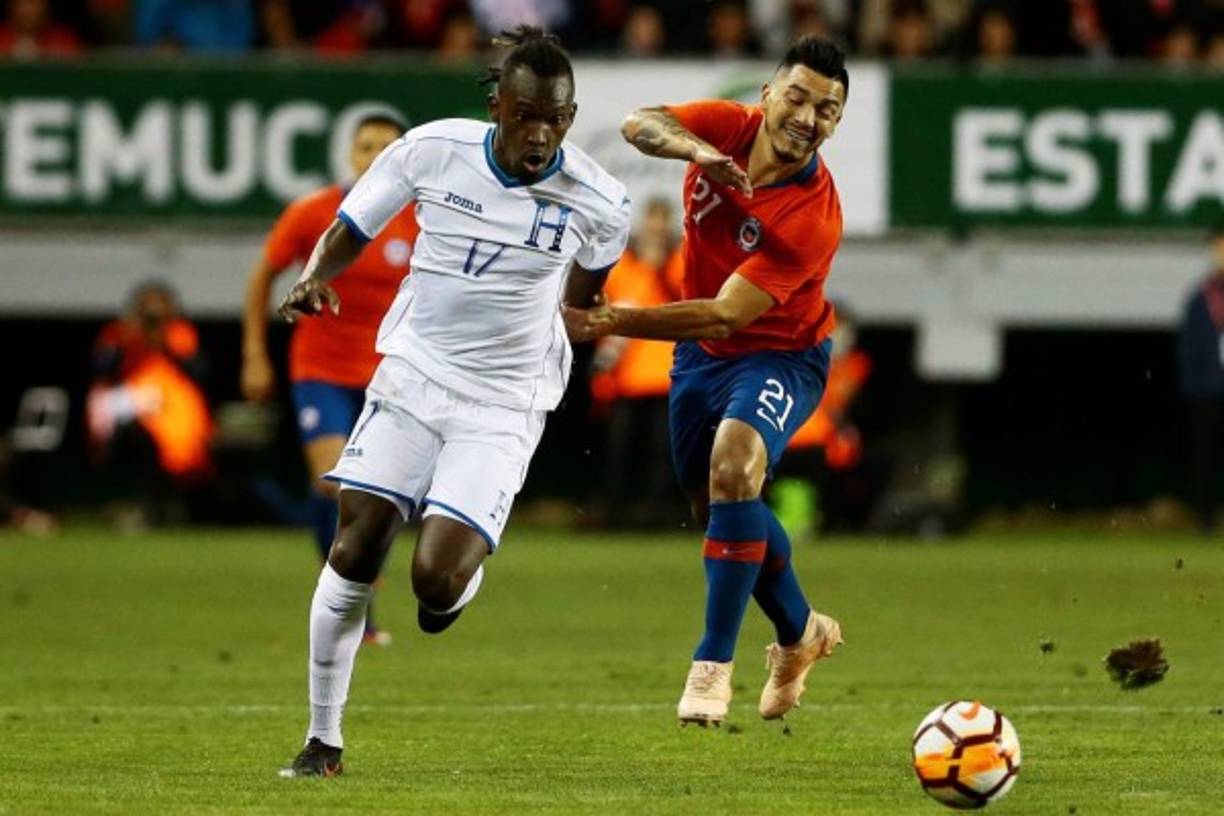 Alberth Elis fue un dolor de cabeza para los chilenos. Luis Reyes de Chile sufrió ante el delantero hondureño.