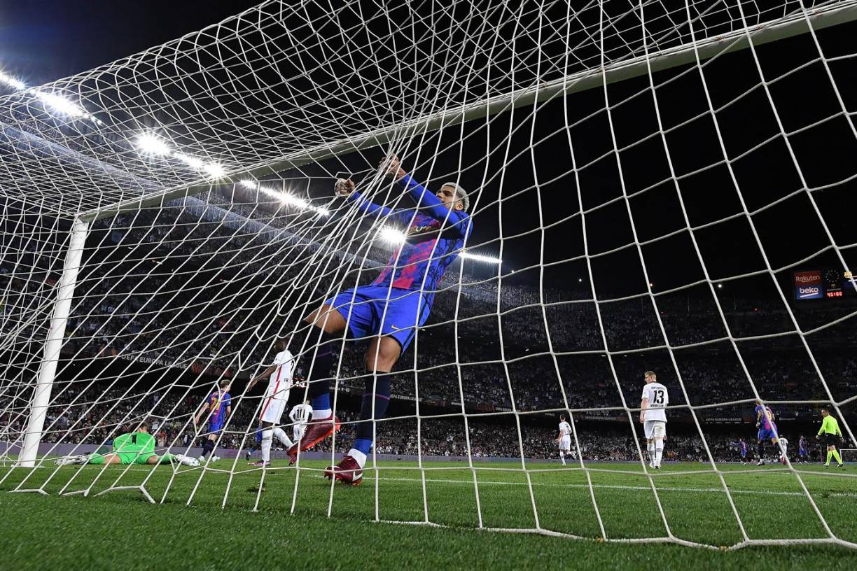 Ronald Araújo se cuelga de las mallas tras no poder marcar en una clara ocasión del Barcelona.