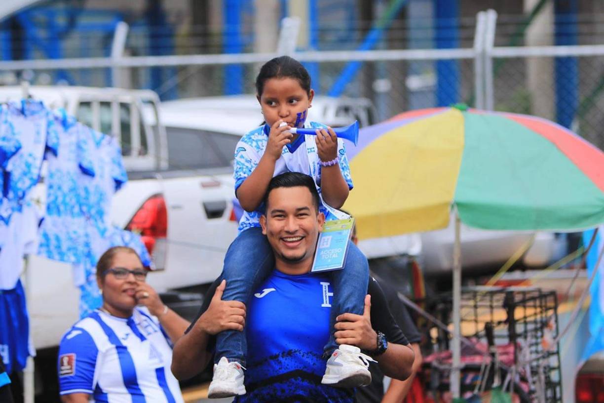 Este padre muy alegre llegando al coloso capitalino con su hija en hombros.