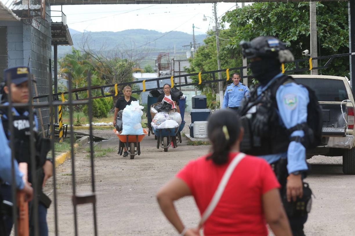 Cien integrantes del Barrio 18 fueron trasladadas la semana anterior a otra prisión del noroeste del país para separarlas de la MS-13.