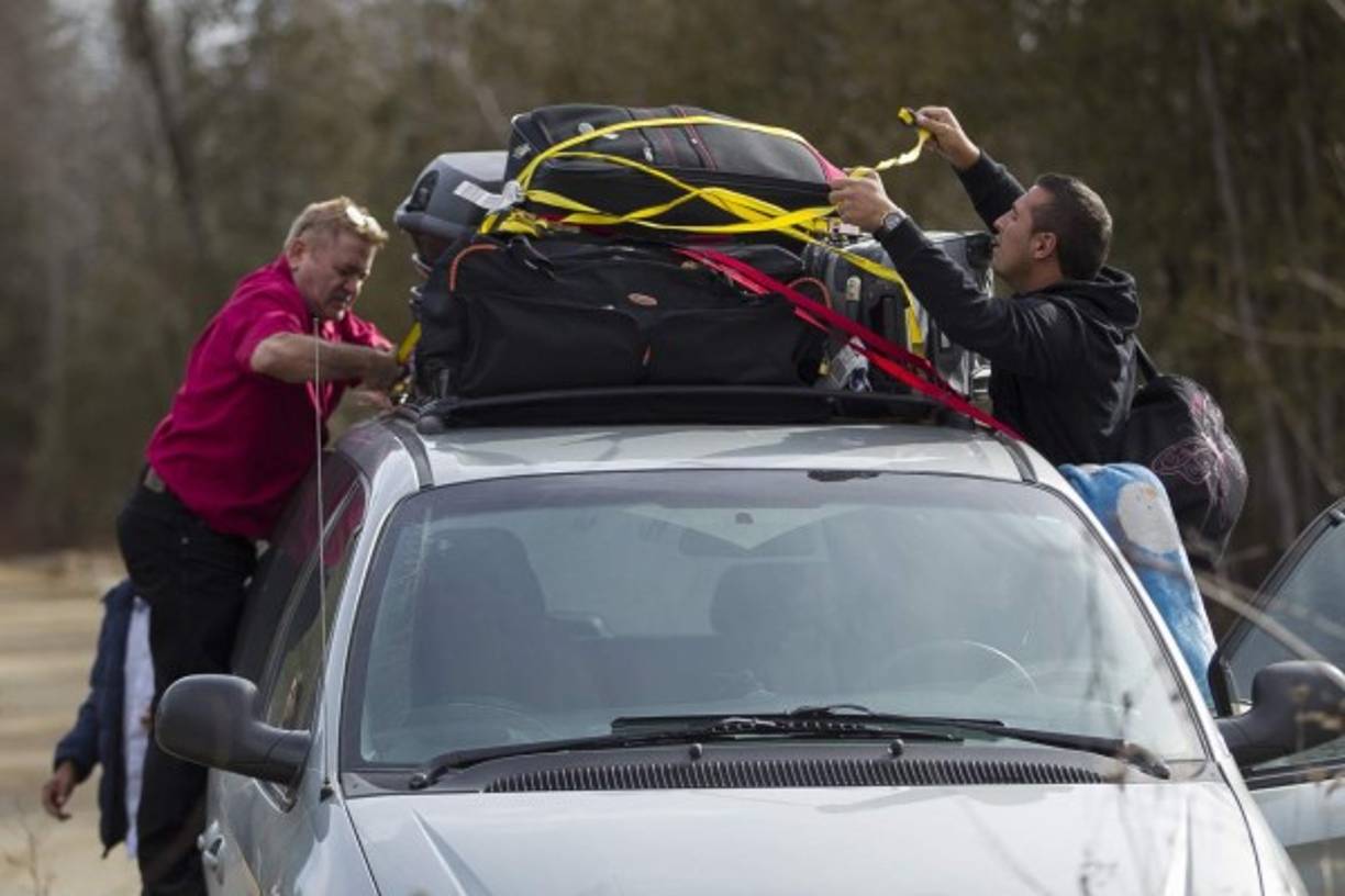 Los indocumentados llegan a la frontera de Canadá con sus maletas, y luego cruzan rápidamente tratando de esquivar a los agentes fronterizos de EUA para evitar ser arrestados y deportados.