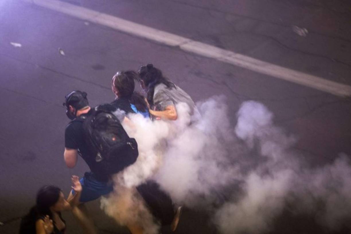 Los manifestantes se enfrentaron a la policía lanzando botellas y piedras, según la versión oficial. <br/>