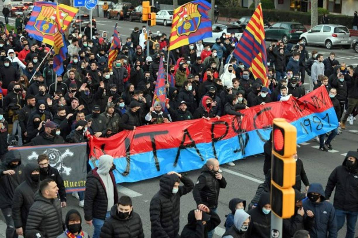 Los aficionados del Barcelona calentaron el partido en la previa con pancartas para el PSG y así los recibieron en las afueras del Camp Nou.