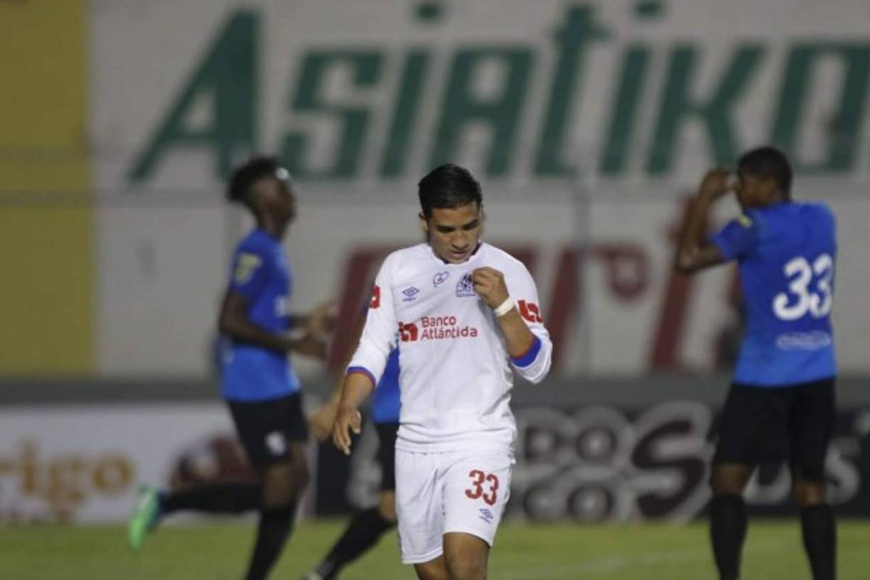 Michaell Chirinos celebrando su golazo con un beso al escuco del Olimpia.