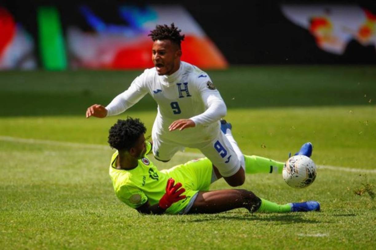 Juan Carlos Obregón no pudo con Alan Jerome y se perdió una clara ocasión de gol.