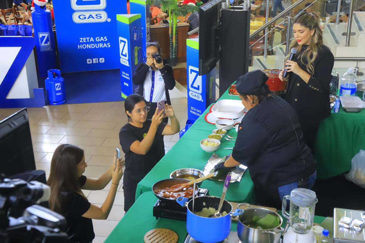 El público no se perdió de ningún detalle y quiso plasmar en formato audiovisual cada una de las recetas, entre ellas: los tamales de cerdo, hechos por la chef Tania Urbina. 