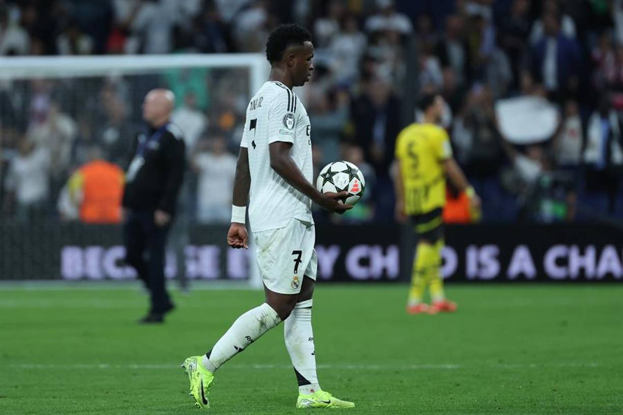 Vinicius se llevó la pelota a su casa tras marcar un hat-trick ante el conjunto alemán.