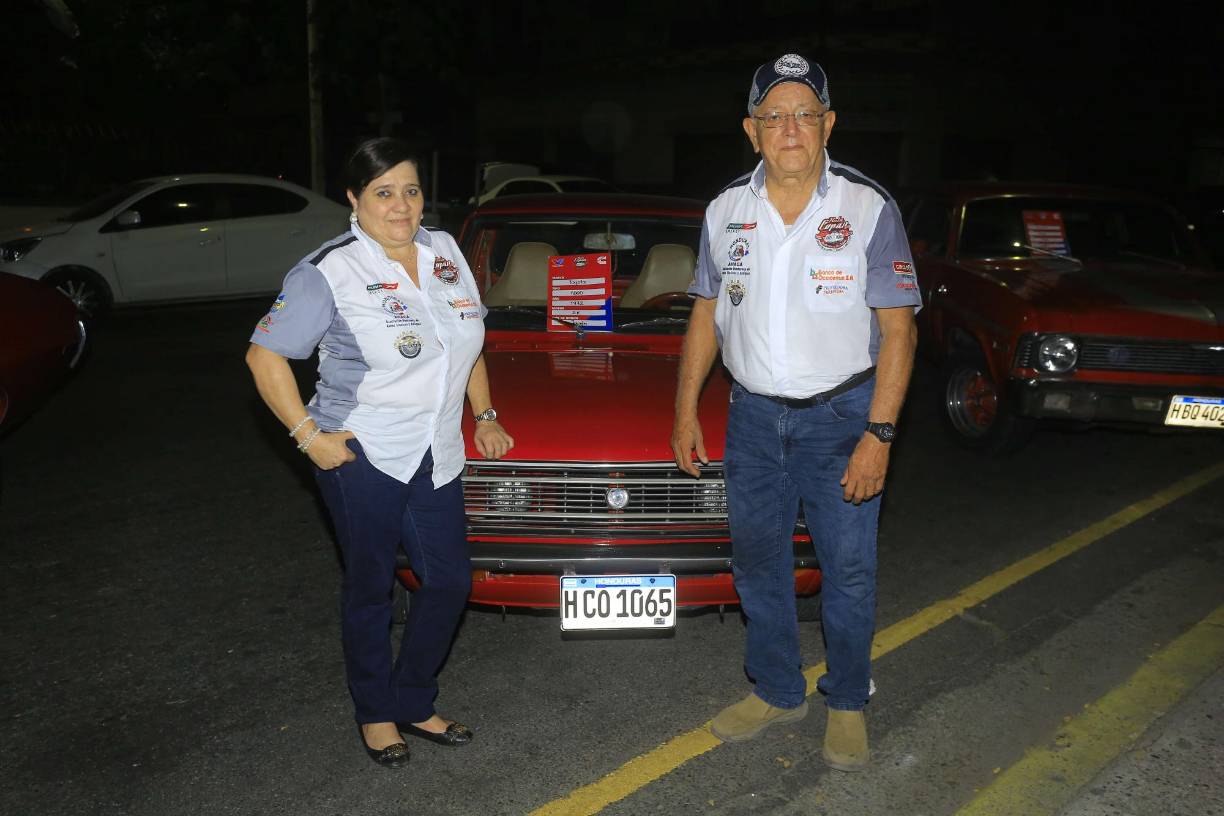Waldina y Luis Hernández con su Toyota 1000 del año 1972.