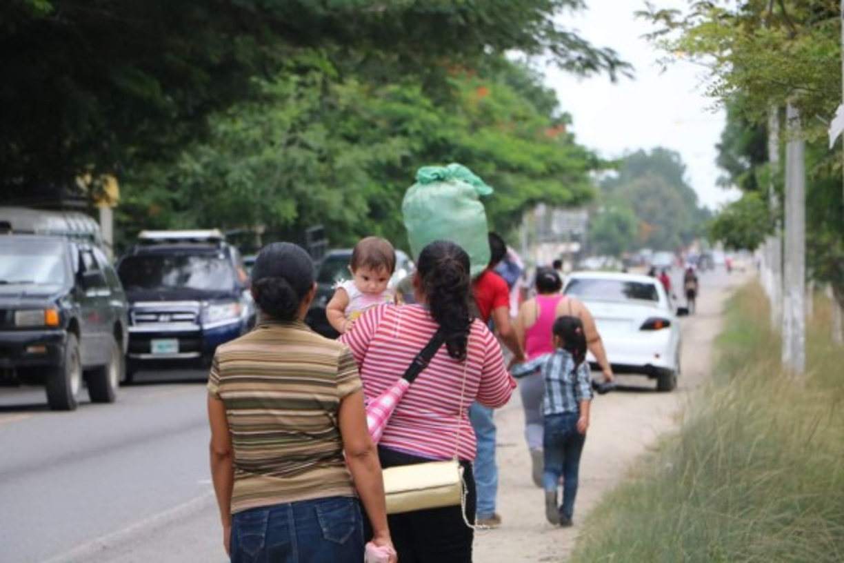 Las madres tuvieron que desplazarse a pie, con sus pequeños en brazos, para llegar al lugar al que se dirigen.