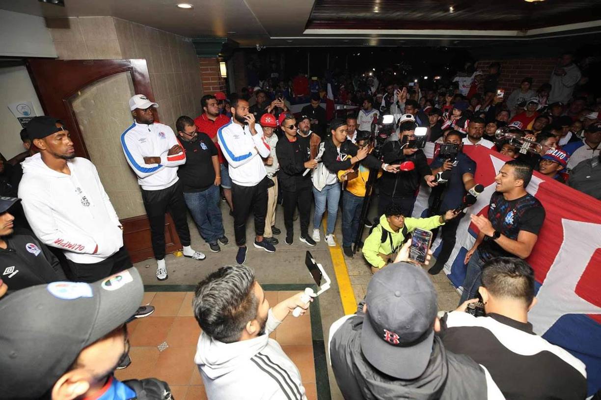 Los jugadores del Olimpia escucharon atentos a los aficionados olimpistas.