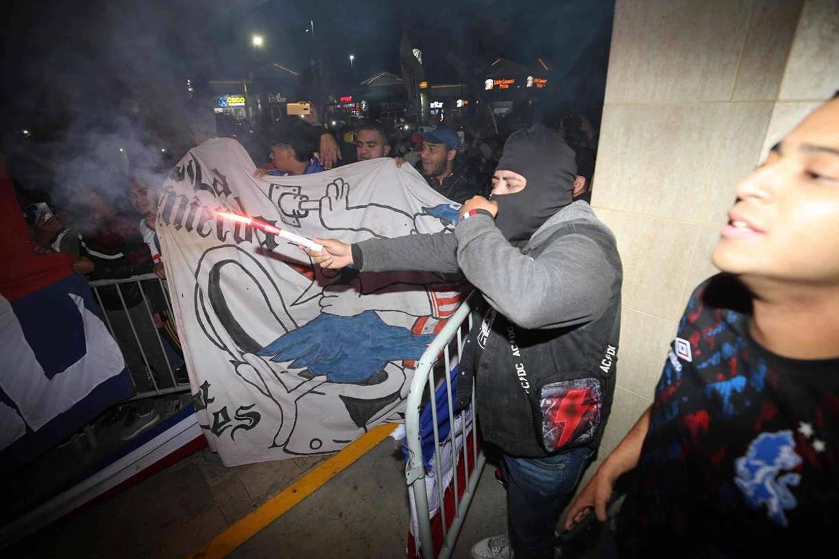 Las bengalas no faltaron en el espectacular banderazo de la barra del Olimpia.