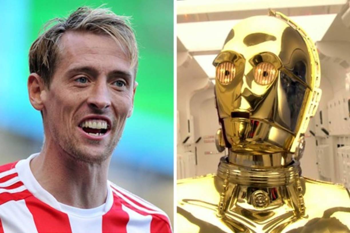 PETER CROUCH / C-3PO. Esos movimientos como 'oxidados y sin ritmo' que maneja el atacante inglés frente a las porterías rivales no son por sus más de 2 metros de altura, sino porque seguramente es un... ¡androide!.