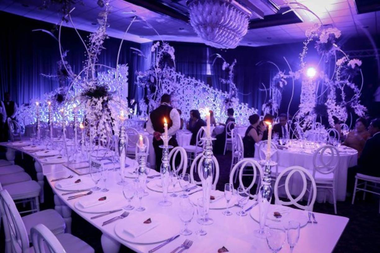 Las mesas de formas curvas y los eclécticos diseños de Dendrobium y Phalaenopsis de Tailandia fueron parte de la ornamentación nupcial.