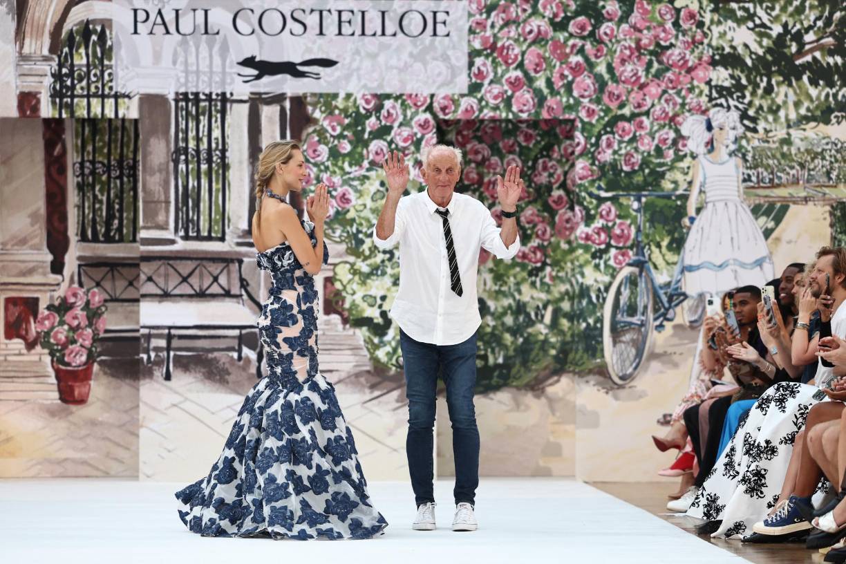 Este año, más de 80 diseñadores presentan su colección primavera/verano 2024. “Tendremos cinco días llenos de creatividad”, anunció Caroline Rush, directora del British Fashion Council (BFC), que organiza el evento.Paul Costelloe, veterano de la Semana de la Moda de Londres y creador fetiche de la princesa Diana, abrió el evento el viernes a la mañana. 
