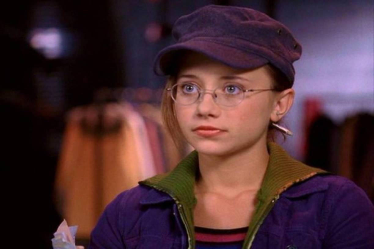 KELSIE NIELSEN<br/>Es una talentosa compositora y pianista. Escribió las canciones para el famoso musical que da nombre a la película original. Su papel le fue confiado a...