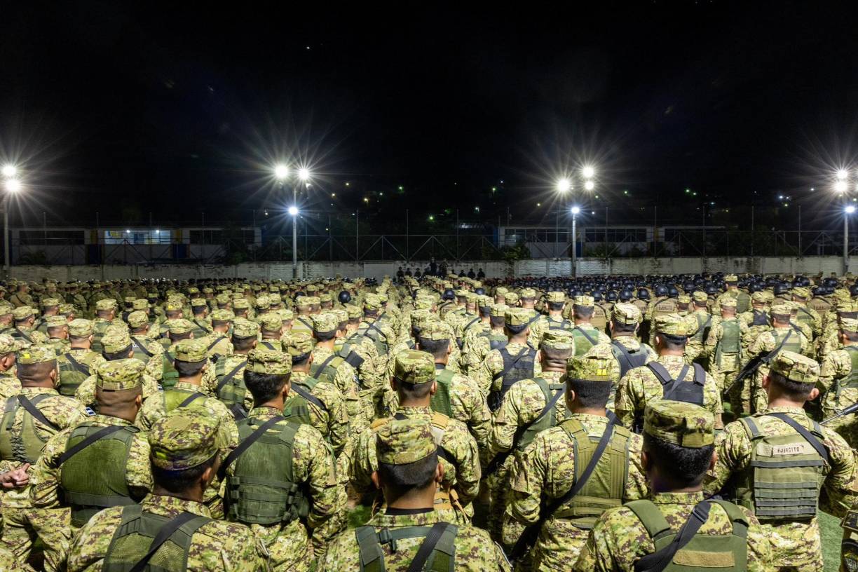 Un grupo de 2.500 elementos de la Fuerza Armada y de la Policía Nacional fueron desplegados la madrugada de este lunes en una colonia populosa de El Salvador para implementar un “cerco de seguridad” por la presencia de pandillas, anunció en X el presidente Nayib Bukele.