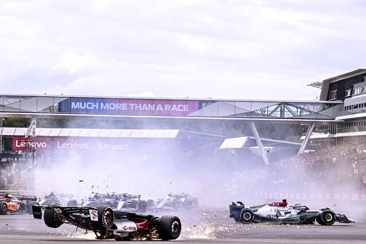 Zhou volcó con su auto y las imágenes paralizaron los corazones de todos. Su auto terminó entre las defensas de las gomas y el alambrado. 