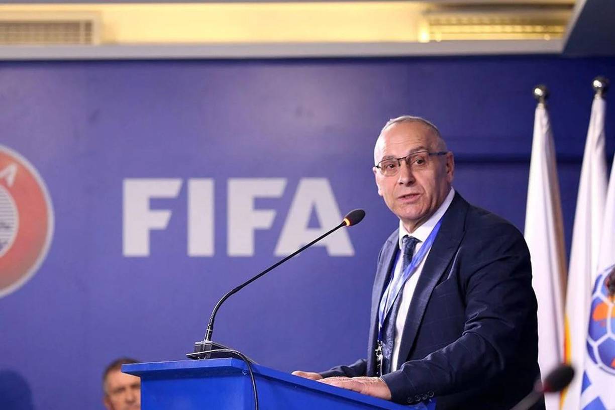 Ante estas duras acusaciones, Ademi no ha dudado en defenderse. En declaraciones reproducidas por Marca, afirmó: “Hay que respetar las reglas. Es muy importante que se respete a la selección nacional. La decisión de expulsar la tomó el seleccionador. La razón es que salieron sin permiso a altas horas de la noche. La federación apoya la decisión de los seleccionadores. Sólo trabajó según las reglas”.