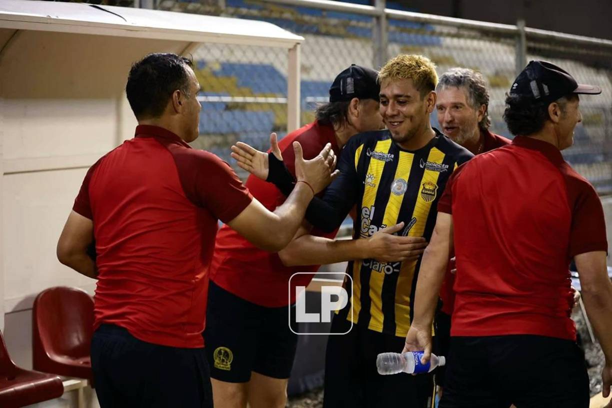 El mediocampista del Real España, Mayron Flores, saludó a todo el cuerpo técnico del Olimpia.