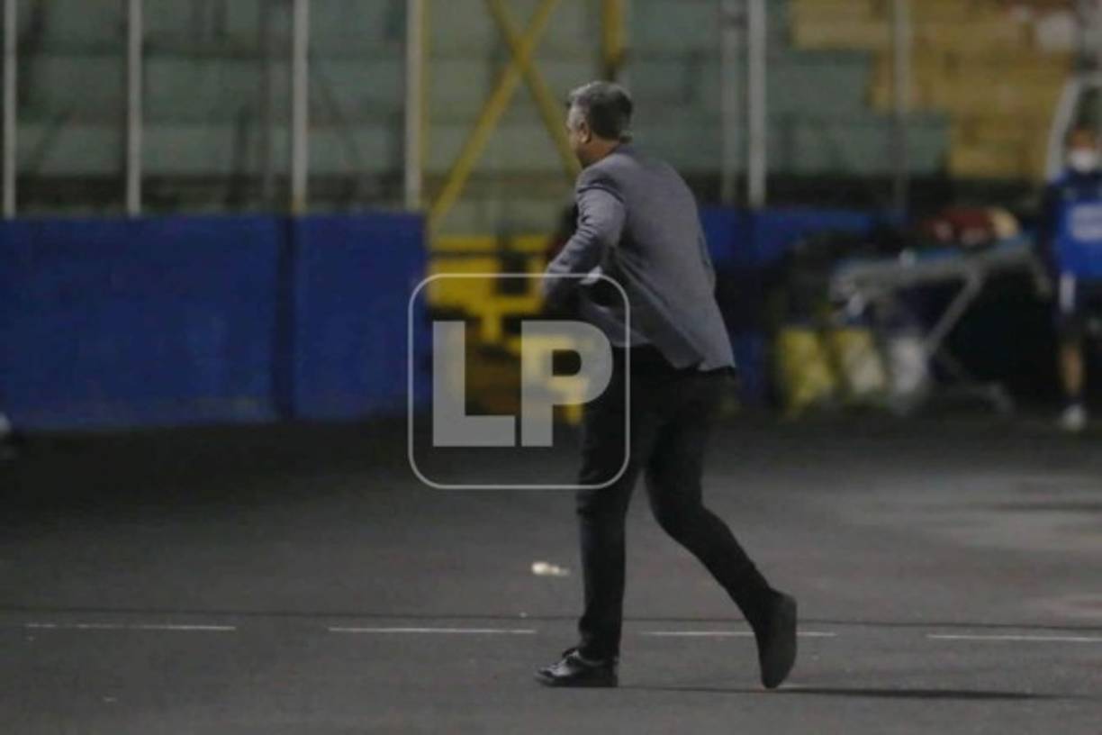 Diego Vázquez terminó expulsado y se fue corriendo al sector de silla para ver los últimos minutos del clásico.