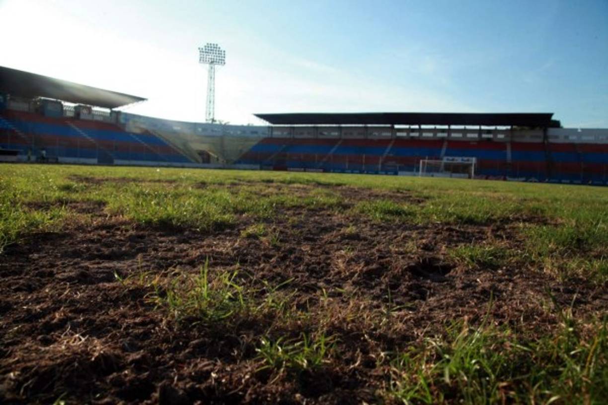 Así de mal luce la grama del estadio Ceibeño.