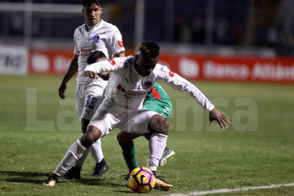 Kevin Álvarez vivió una pesadilla en la banda con el verdolaga Cristian Cálix.