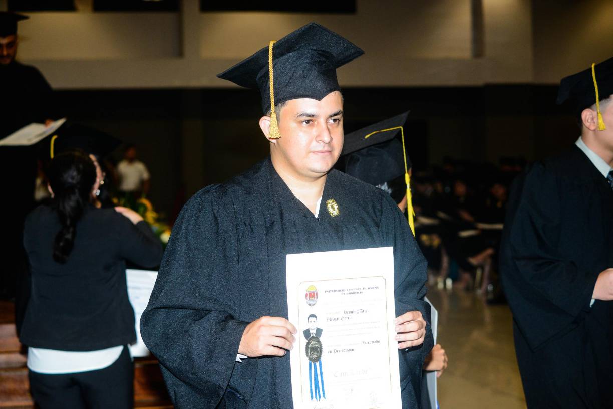 Henning Ariel García, parte del equipo de Grupo Opsa, también consiguió su título universitario. 