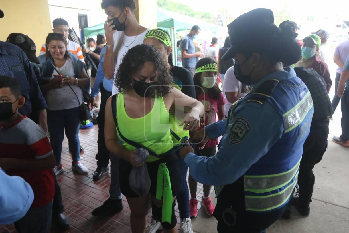 Desde muy temprano la afición llegó al estadio Juan Ramón Brevé y la Policía Nacional colaboró con la seguridad.