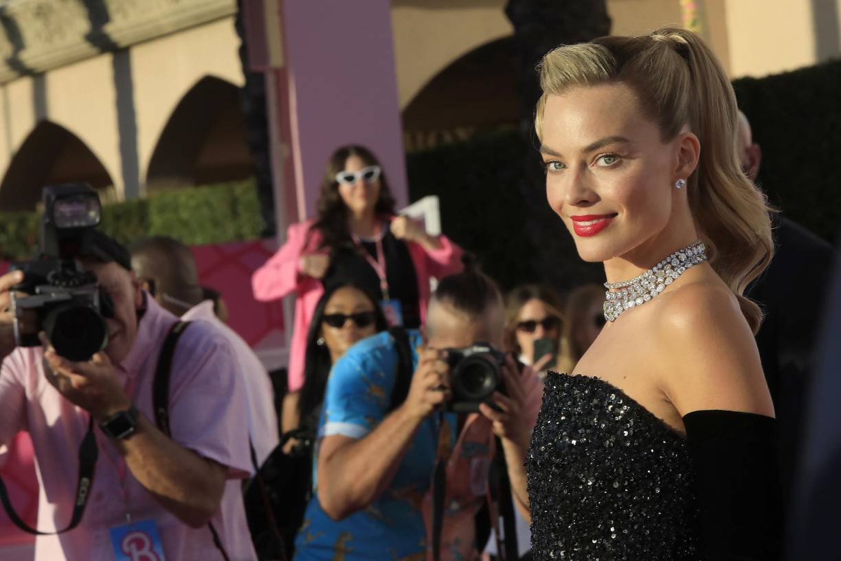 Margot Robbie, la estrella de la película llegó vestida de negro a la premiere de Barbie, que se estrenará en cines el próximo 21 de julio en Estados Unidos.