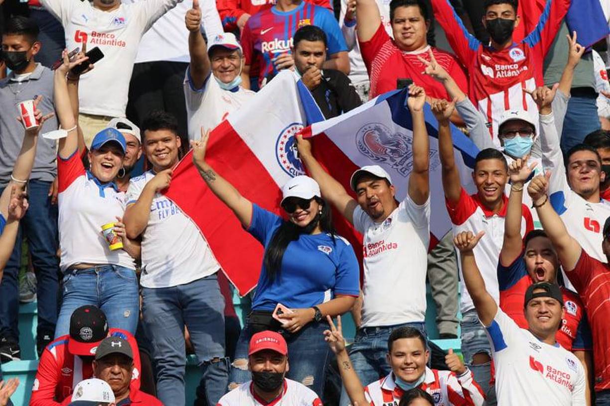 Exmundialista con su amada, bellezas y ambientazo en la semifinal Olimpia - Motagua